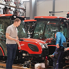 Centos Mitarbeiter scannen Barcode der Fahrzeuge