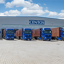 Centos LKWs vor Lagerhalle